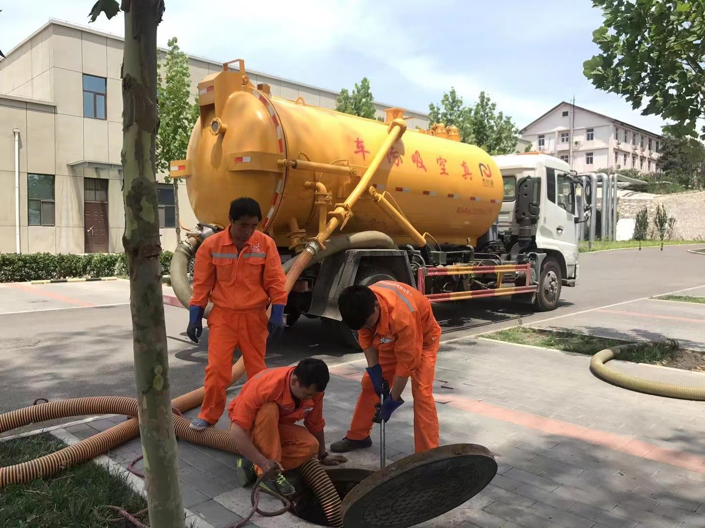 钦北化粪池清理与5-8吨吸粪车施工效率分析